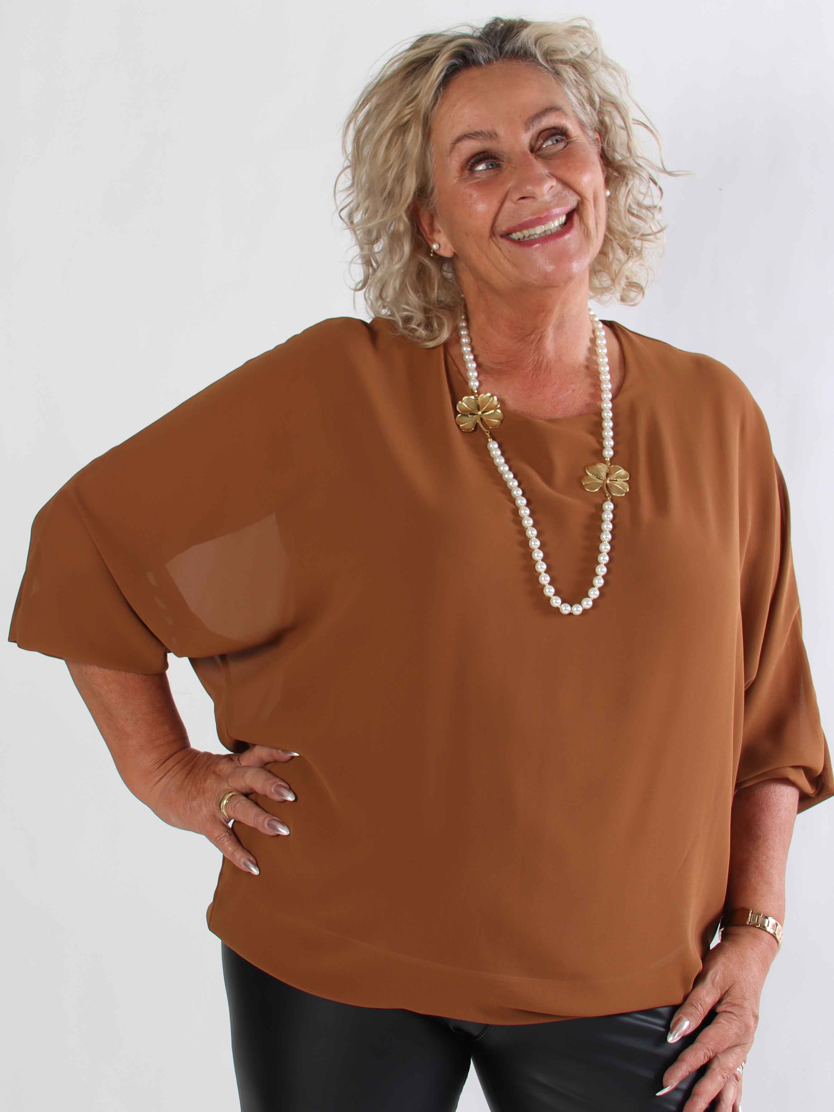 Destiny Plain - Plus size chiffongblus med fladdermusärmar